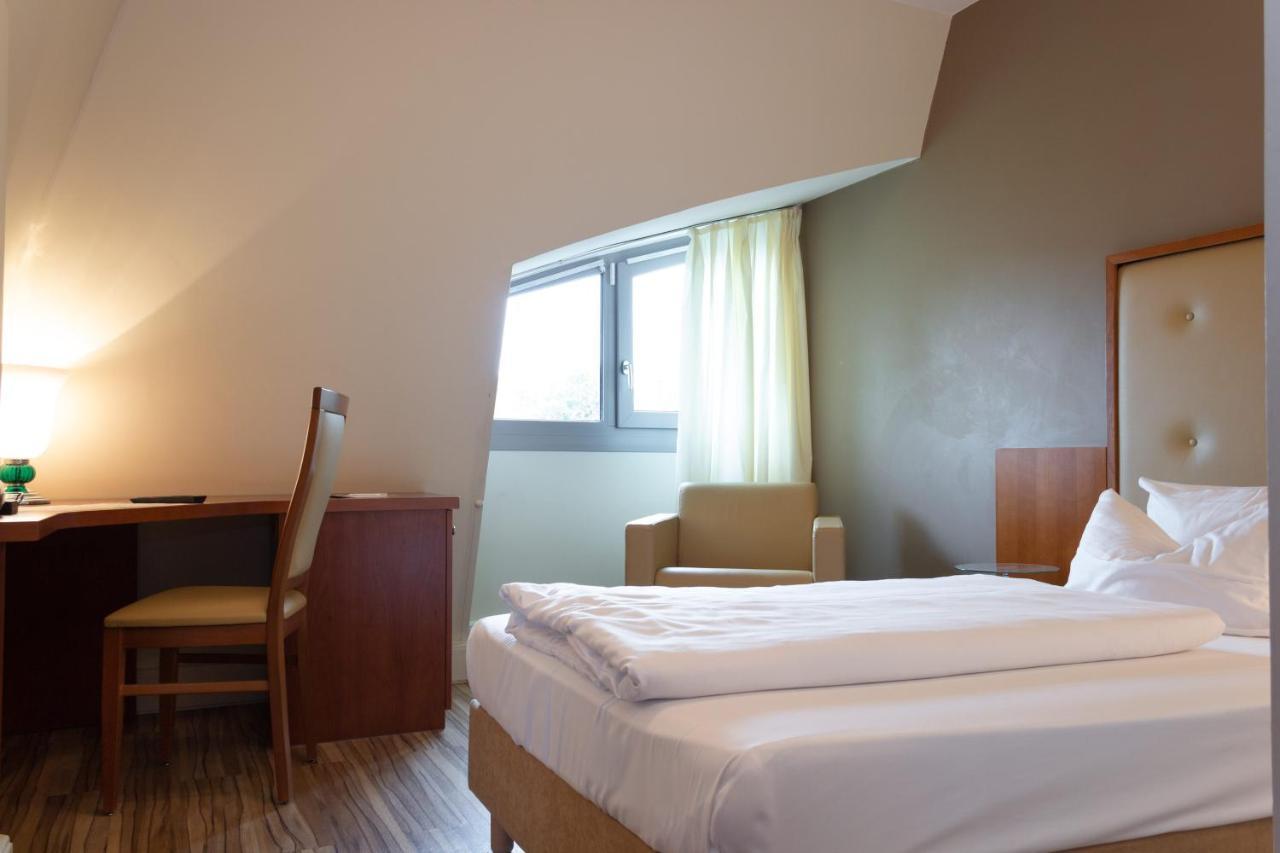 Hotel Am Blauen Wunder Dresde Exterior foto