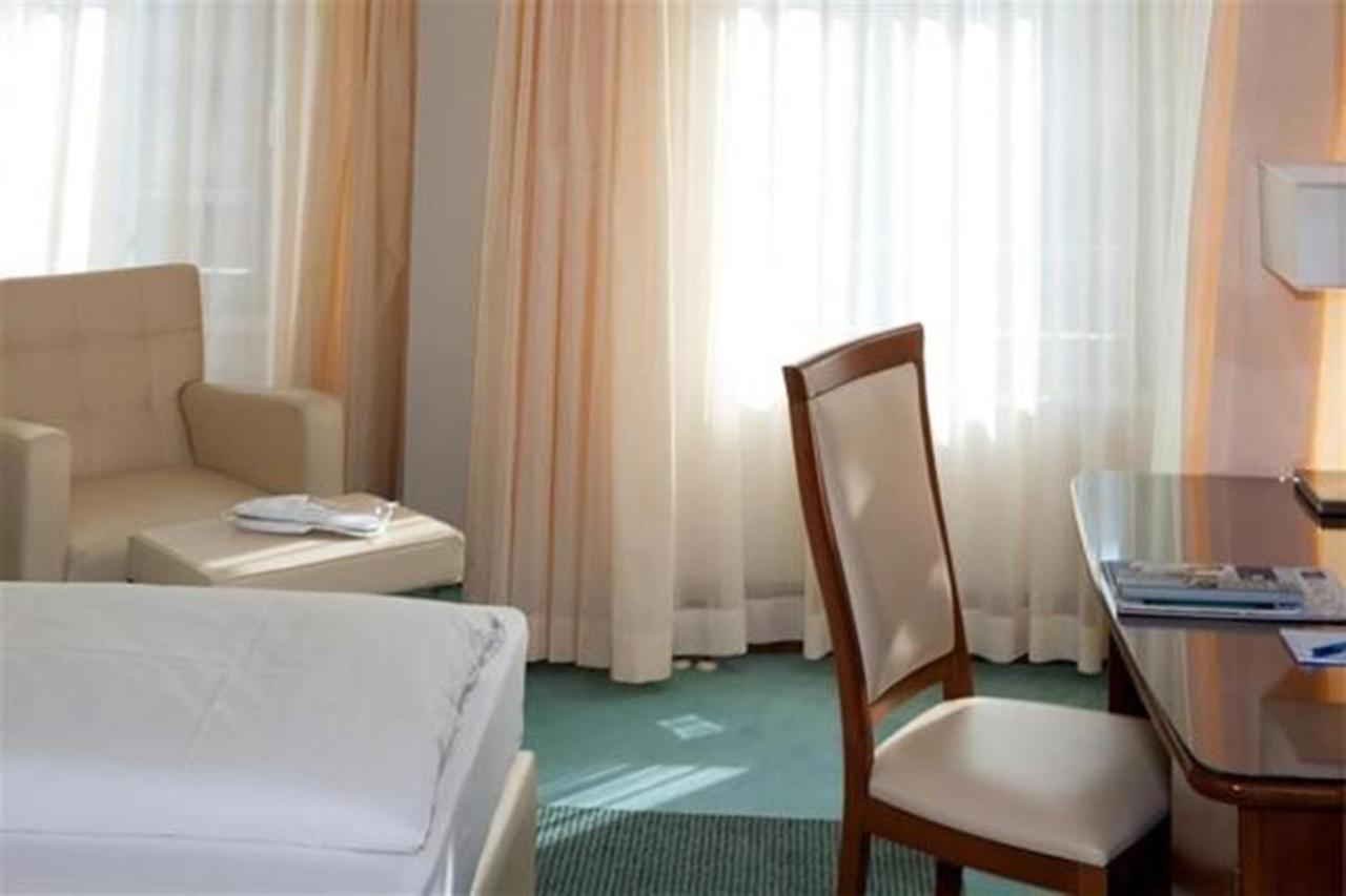 Hotel Am Blauen Wunder Dresde Exterior foto