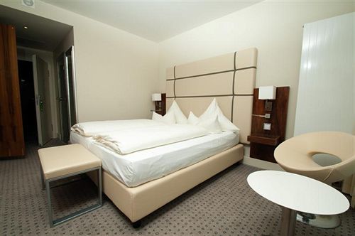 Hotel Am Blauen Wunder Dresde Exterior foto